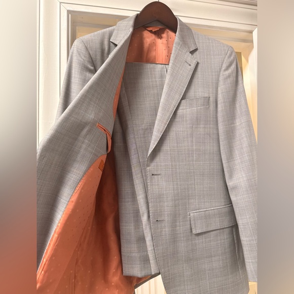 Prive’ Tan some light blue and orange colors throughout with Orange Lining. - Picture 1 of 1